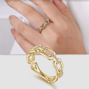 Anello con Fibbia Dorata e Accenti in Cristallo per Donne, Stile Ufficio Francese, Accessorio Minimalista per Uso Quotidiano - Product Image 2