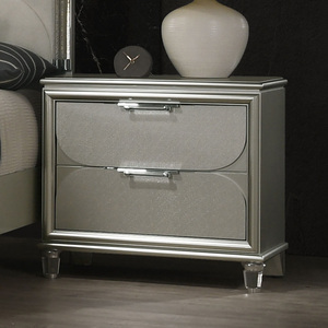 โต๊ะข้างเตียงสีเงินร่วมสมัย 2 ลิ้นชัก พร้อมมือจับอะคริลิกและแผงลายนูน - Product Image 1