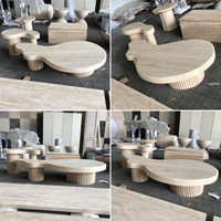 Table basse en travertin naturel au design créatif ODM, base en piédestal cannelé irrégulière, table à cocktail pour la décoration moderne du salon