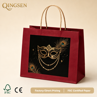 Sac cadeau en papier bordeaux OEM personnalisé avec motif masque de mascarade doré et paon, poignées en corde torsadée pour fêtes, boutiques et magasins