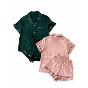 Ensemble de pyjama en satin de soie 100% pour femmes, manches courtes, boutons sur le devant, couleur noire unie, col rabattu élégant, vêtements de nuit d'été - Product Image 1