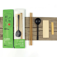 Ensemble de couverts jetables personnalisés avec logo, comprenant des baguettes, une cuillère et un serviette en papier, emballés individuellement dans un sac en papier kraft pour restaurant