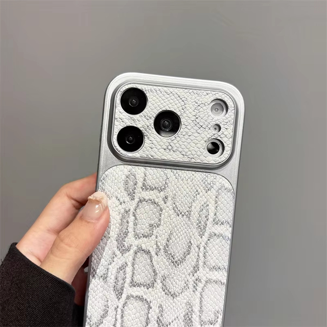 Luxury Snake Skin Pattern Animal Leather Drop-Resistant Shockproof All-inclusive Phone case Cover for iPhone 15 16 17pro Max