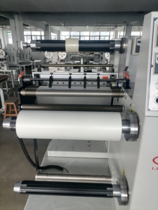 Machine de rembobinage automatique de films avec fonction de pelage et de découpe de film de laminage pour rouleaux d'étiquettes de films d'emballage souples - Product Image 3