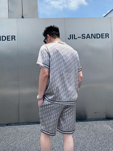 Set Due Pezzi <span class=keywords><strong>Uomo</strong></span> 2024: <span class=keywords><strong>Camicia</strong></span> e Pantaloncini in <span class=keywords><strong>Raso</strong></span> di Seta con Stampa Lettering Blu, Design Originale all'Ingrosso - Product Image 4