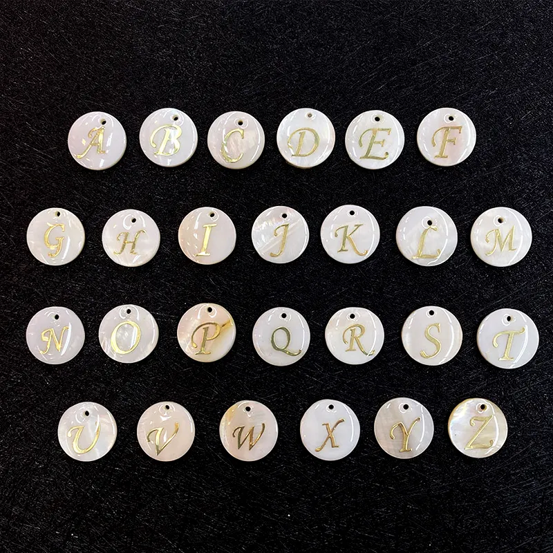 15 mm Alphabet A-Z Perlen Süßwasser-Schale Perlen 26 Initialen weiße Schale Reize Ozean Strand Perlen zur Schmuckherstellung