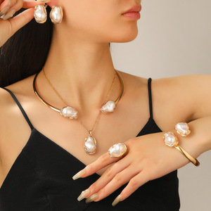 Parure de bijoux uniques et élégantes en perles d'eau douce véritables irrégulières, plaquées rhodium, style vintage, pour mariée, pour femme - Product Image 2