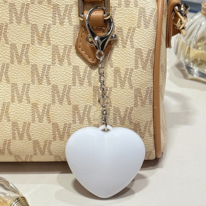Nueva Linterna Recargable en Forma de Corazón con Llavero Táctil, Accesorio para Bolsos, Colgante con Luz LED, Llavero con Luz Nocturna - Product Image 4