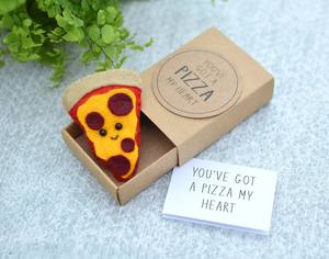Tranche de pizza en feutre, cadeau dans une boîte d'allumettes, fait à la main avec une carte amusante et un jeu de mots, cadeau unique pour la Saint-Valentin, cadeau d'amour mignon pour elle ou lui - Product Image 1
