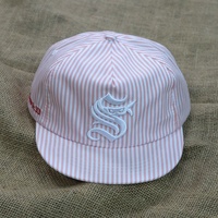 Gorra Personalizada sin Estructura con Visera Plana, Diseño de Rayas Rosas y Blancas, Logotipo Bordado en 3D, Visera Corta para Mujer, Gorras Snapback al por Mayor
