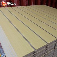 Panneau rainuré moderne couleur claire, en MDF de première qualité, résistant à l'humidité, 18 mm E1, 2440x1220, certifié ISO9001