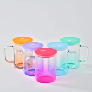 Entrepôt USA – Tasses à café transparentes en plastique de 17 oz avec couvercles colorés et poignée, idéales pour la sublimation - Product Image 1