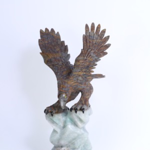 Obra de arte de águila tallada a mano de la piedra Quesera - Exquisita artesanía - Product Image 3