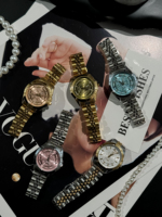 Montre à quartz ronde personnalisée pour femme, étanche 30M, cadran gaufré, bracelet en acier inoxydable bicolore, style décontracté