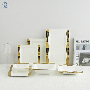 Ensemble d'assiettes à dîner en céramique à bord doré TQ Vaisselle Assiettes carrées en porcelaine <span class=keywords><strong>blanche</strong></span> de luxe Plateau de service Plats avec bordure dorée ondulée - Product Image 1