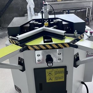 Machine <span class=keywords><strong>de</strong></span> formage d'angles hydraulique robuste pour portes et fenêtres en aluminium avec positionnement et levage - Product Image 6