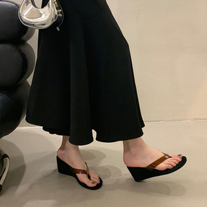 Sandales compensées transparentes en PVC pour femme, collection été 2025, à bout ouvert, style claquettes et tongs - Product Image 5