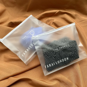 Sac à fermeture éclair en PVC givré personnalisé avec logo, pour emballage de maillots de bain d'été, avec soufflet latéral et inférieur - Product Image 6