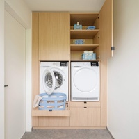 Armoire de buanderie moderne avec lave-linge et sèche-linge intégrés, unité de rangement en bois pour la buanderie de la maison