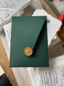 Invitations de <span class=keywords><strong>mariage</strong></span> typographie élégant bord irrégulier avec <span class=keywords><strong>texte</strong></span> typographique sur papier de coton blanc cartes de menu typographie personnalisé - Product Image 5