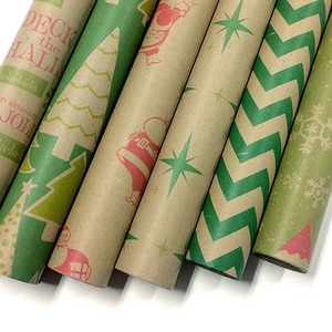 Papel de Regalo Personalizado de Doble Cara, Reciclable, Ecológico, con Diseño Navideño, en Rollo de Papel Kraft, con Patrones Verdes y Rojos - Product Image 1