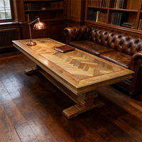 Ensemble de chaises de salle à manger commerciales avec table en bois à chevrons et détails rivetés, mobilier de restaurant contemporain, durable et personnalisable
