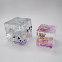Fabricant OEM ODM en gros de presse-papiers liquides en acrylique en forme de cube avec des flotteurs en résine 3D, décoration de bureau en scène 3D