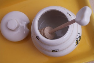 Pot à miel en céramique Bee Happy avec cuillère, pot à miel avec emballage exquis pour mariage, fête prénuptiale, fête de naissance, cadeau de fête - Product Image 4