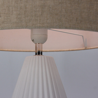 Lampe de bureau en céramique en gros d'usine avec abat-jour original, LED à économie d'énergie, design moderne, interrupteur électrique, lampe de table blanche