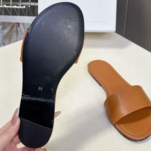 รองเท้าแตะแฟชั่นแบบสวม ดีไซน์เรียบง่าย สีพื้น แต่งโลโก้ตามสั่ง สำหรับผู้หญิง สไตล์ลำลอง ใส่ในบ้าน พื้นหนา - Product Image 2