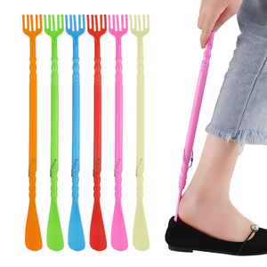 Gratte-dos drôle en plastique à long manche de 47cm pour hommes et femmes avec chausse-pied - Product Image 1