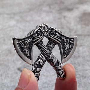 Yunnique - Colgante de doble hacha vikinga de acero inoxidable para hombre, estilo nórdico retro, regalo para fiestas, joyería de moda - Product Image 4
