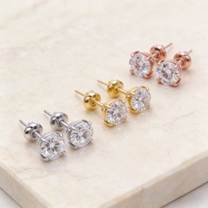 Boucles d'oreilles clous en argent sterling 925 au design classique, avec diamant moissanite certifié GRA et fermoir à vis - Product Image 4