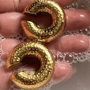 ต่างหูแบบหนีบมีผิวเป็นรูแบบฆ้อนที่ทนน้ำสำหรับผู้หญิง - Product Image 3