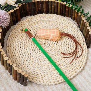 Juguete interactivo de varita con plumas y cascabel para gatos, al por mayor, para que los gatitos persigan, jueguen y se ejerciten, duradero, de fabricante de suministros para mascotas. - Product Image 5
