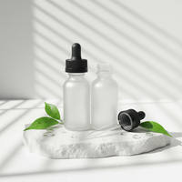 Flacon cosmétique en verre transparent de luxe de 30 ml avec bouchon à vis finition mate et compte-gouttes blanc côtelé