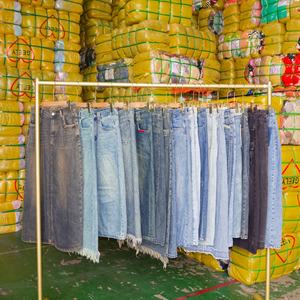 Vente en gros <span class=keywords><strong>de</strong></span> vêtements <span class=keywords><strong>d</strong></span>'<span class=keywords><strong>occasion</strong></span> pour hommes et femmes vêtements mélangés en ballots mélange <span class=keywords><strong>de</strong></span> balles pour adultes et enfants acheter en gros des vêtements <span class=keywords><strong>d</strong></span>'<span class=keywords><strong>occasion</strong></span> - Product Image 5