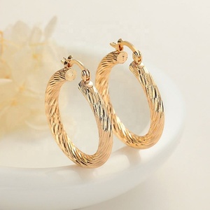 ต่างหูห่วงทองชุบ 18K ดีไซน์หรูหราจาก Joyeria Bisuterias Oro สำหรับผู้หญิง - Product Image 2