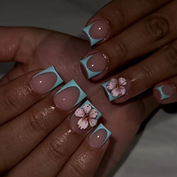 Ongles à presser de luxe bleus French Manucure, forme carrée, motif floral 3D, accent perles dorées, base nude brillante, réutilisables, couvrance totale
