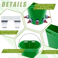 Seau d'alimentation en lait d'agneau en plastique vert 8L Bouteille d'alimentation pour animaux de ferme de haute capacité avec plusieurs mamelons pour bovins, moutons, chèvres et porcs