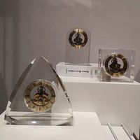Horloge de luxe en cristal géométrique avec mouvement mécanique apparent pour la décoration de la maison et du bureau