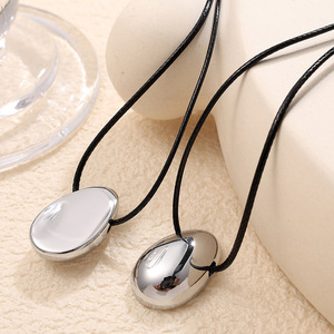 Collier pendentif simple en forme de goutte d'eau en acier inoxydable avec chaîne en corde noire, chaîne de pull unisexe, options de couleur or et argent - Product Image 2