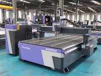 Routeur CNC robuste avec système de collecte des poussières haute efficacité et table aspirante pour la découpe de panneaux, la fabrication de cadres de portes et la menuiserie