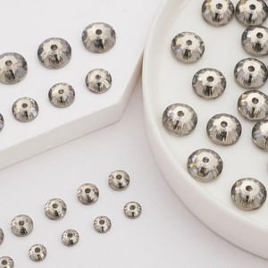Perles de strass modernes en résine époxy gris-beige de 5 mm, forme diamant, dos plat, trou central, à coudre, pour la confection de bijoux au crochet - Product Image 2