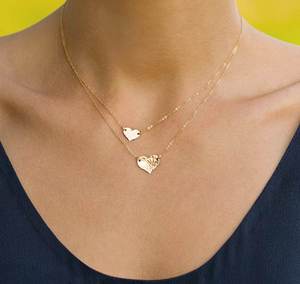 Collier en acier inoxydable plaqué or 18 carats avec pendentifs double cœur superposés, vente en gros - Product Image 2