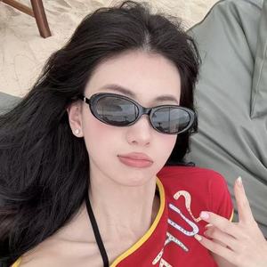 แว่นกันแดดทรงแคทอายสไตล์เกาหลีสำหรับผู้หญิง กรอบสีดำ ป้องกันรังสียูวี 400 สไตล์ชายหาด ช่วยให้หน้าเรียว - Product Image 3