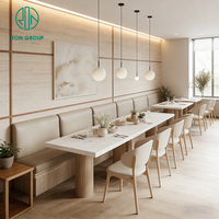 Ensemble de mobilier moderne et durable de style bois crème, comprenant une table de café carrée en marbre et un banquette de restaurant en cuir.