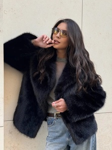 Lussuoso <span class=keywords><strong>Cappotto</strong></span> <span class=keywords><strong>Nero</strong></span> in Finta Pelliccia di Volpe da Donna, Corto, <span class=keywords><strong>Oversize</strong></span>, con Ampio Colletto a Risvolto, Soffice, Spesso e Caldo, Invernale, alla Moda, a Maniche Lunghe - Product Image 2