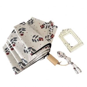 Paraguas Negro de Doble Uso para Mujer con Protección UV, Diseño de Fruta de Espino, Sombrilla Plegable Pequeña y Fresca para Sol y Lluvia - Product Image 5