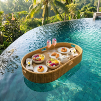 Plateau flottant ovale en rotin en gros avec cadre en aluminium épais, panier à nourriture pour piscine personnalisé, ensemble de plateaux flottants en rotin multi-formes